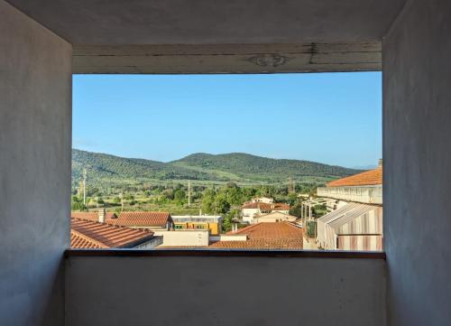 uma vista da cidade a partir de uma janela em Casa Vacanze Cuore di Maremma em Il Bagno