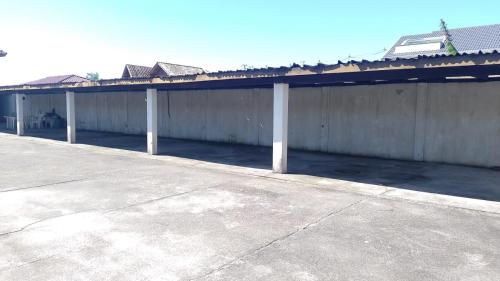 an empty parking lot with a building at Paraíso do sul - Carmery in Pontal do Paraná
