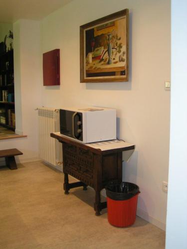 un micro-ondes posé sur un bureau dans une pièce dans l'établissement au milieu des champs, à Lectoure