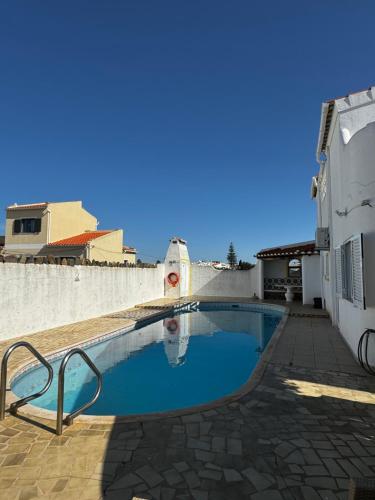 a swimming pool in the courtyard of a house at Vila Horizonte in Carvoeiro