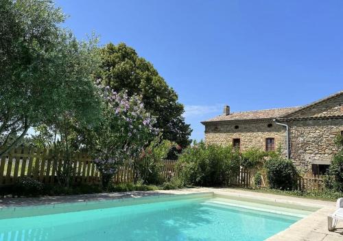 Kolam renang di atau dekat dengan Mas provençal avec piscine