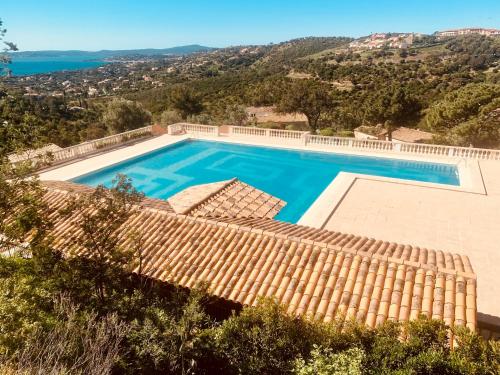 une image d'une piscine dans une villa dans l'établissement Magnifique vue mer, à Roquebrune-sur Argens