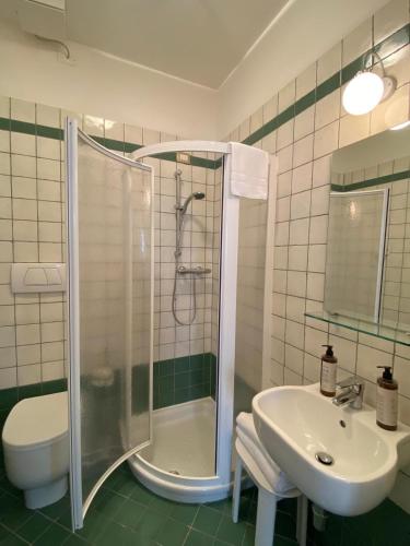 ein Badezimmer mit Dusche, Waschbecken und Toilette in der Unterkunft Locanda Moscal in Affi