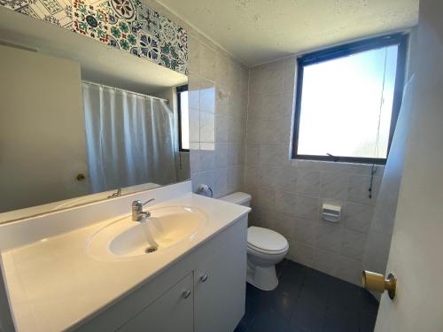 ein Bad mit einem Waschbecken und einem WC in der Unterkunft Hermoso y amplio depto con vista al mar y playa in Papudo