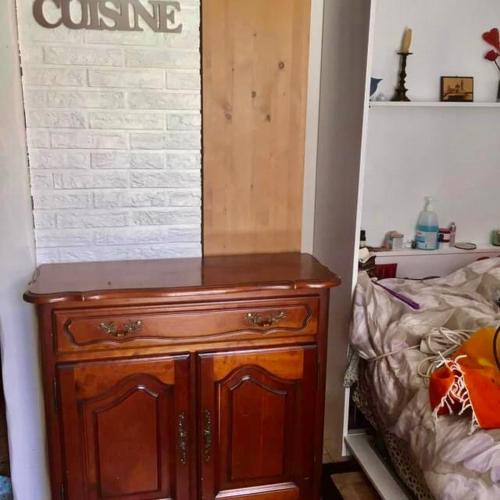 - une chambre avec une commode en bois à côté d'un lit dans l'établissement Ma cour Berck/mer, à Berck-sur-Mer