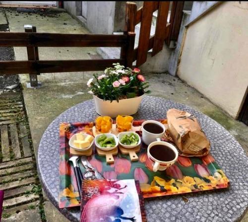 - une table avec un plateau de nourriture et des tasses de café dans l'établissement Ma cour Berck/mer, à Berck-sur-Mer