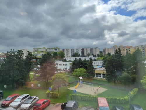 - un parking avec un parc de voitures et une aire de jeux dans l'établissement Súkromný luxusný apartmán, à Hlohovec