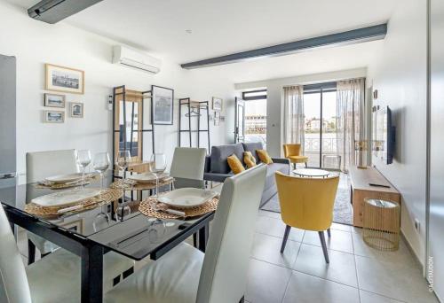 une salle à manger et un salon avec une table et des chaises dans l'établissement Appartement T2 climatisé Le quai 391, à Saint-Laurent-sur-Saône