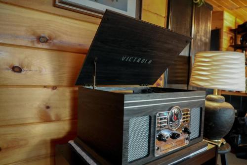TV a/nebo společenská místnost v ubytování Rock N Roll Lake Haus