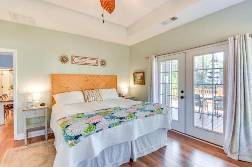 Schlafzimmer mit einem Bett und einer Glastür in der Unterkunft Starr Rental on Lake Hartwell Deck and Water View! 
