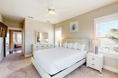 巴拿马城海滩Lagoon Luxury的一间卧室，有一张白色的床和一扇窗户