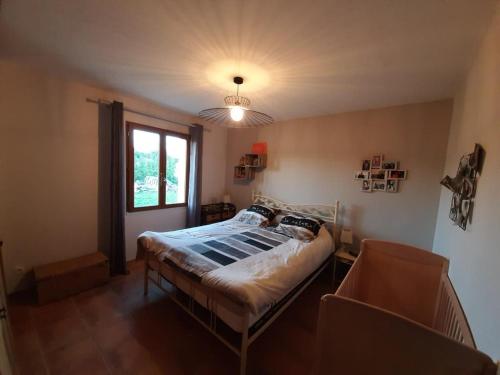ein Schlafzimmer mit einem Bett in einem Zimmer mit einem Fenster in der Unterkunft VILLA TITOU1 in Cabriès
