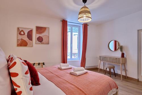 a bedroom with a bed and a desk and a window at Le Oliva chez les M by Primo Conciergerie in Nevers
