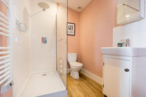 une salle de bain avec une douche, des toilettes et un lavabo dans l'établissement Escale à Pelagrua, à Pellegrue