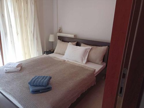 sypialnia z łóżkiem i dwoma ręcznikami na nim w obiekcie Villa Karolina - Halkidiki Kriopigi - 3 bedrooms w mieście Kriopigi
