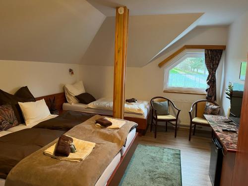 een slaapkamer met 2 bedden en een kamer met een raam bij Restaurace Staré Sedlo in Orlík