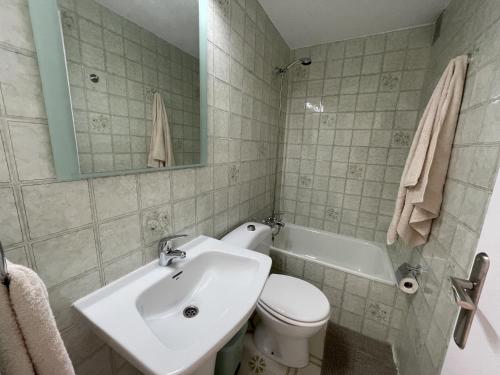 een badkamer met een wastafel, een toilet en een bad bij Calabardina Playa 2 con Wifi in Calabardina