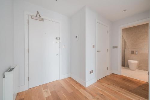 Habitación con paredes blancas y baño con aseo. en Lovely 1 Bedroom Apartment in Eastleigh Town Centre en Eastleigh