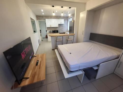 Μια τηλεόραση ή/και κέντρο ψυχαγωγίας στο Studio moderne proche RER B