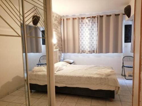 une chambre avec un lit et un miroir dans l'établissement Cannes Croisette 3 Bedrooms, à Cannes