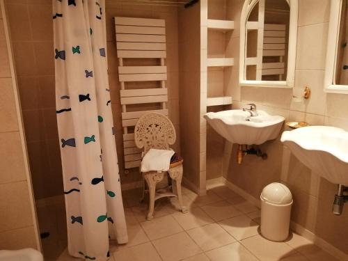 une salle de bain avec un lavabo et un rideau de douche dans l'établissement Cannes Croisette 3 Bedrooms, à Cannes
