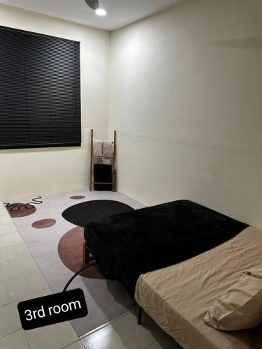 um quarto com uma cama num quarto em home stay murah kuantan em Kuantan