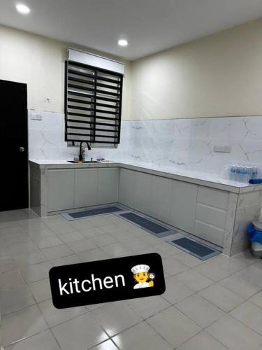 uma cozinha com uma placa de gatinho num quarto em home stay murah kuantan em Kuantan