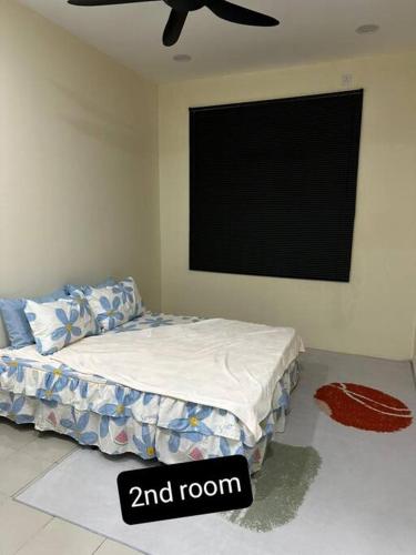 um quarto com uma cama e uma televisão de ecrã plano em home stay murah kuantan em Kuantan