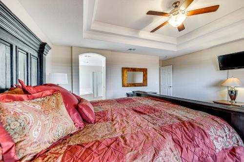 sypialnia z dużym łóżkiem i wentylatorem sufitowym w obiekcie Mesa Home in 55 and Community with Patio and Gas Grill! w mieście Mesa