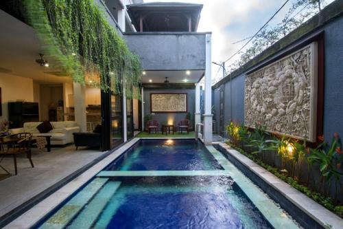 The swimming pool at or close to Villa Cinta Buana2