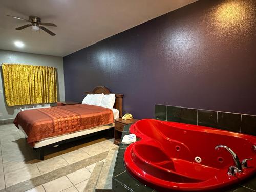 Postel nebo postele na pokoji v ubytování Texas Inn and Suites RGV