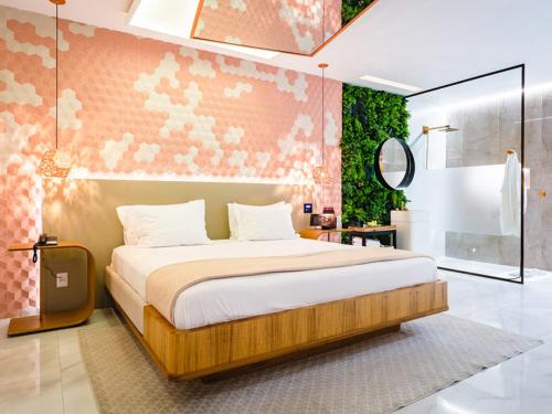 ein Schlafzimmer mit einem großen Bett in einem Zimmer in der Unterkunft Corinto Hotel in Rio de Janeiro