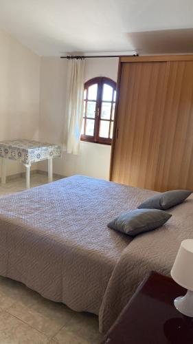 een slaapkamer met een groot bed en een tafel bij Casa Fiore in Santa Luria