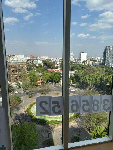 aus einem Fenster mit Stadtblick in der Unterkunft Icon Cibeles in Mexiko-Stadt