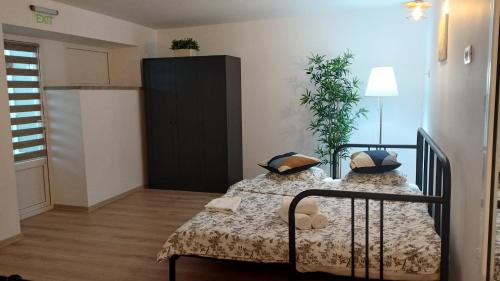 Cet appartement comprend une chambre avec un lit et une cuisine. dans l'établissement Vila de pe Lac Amara, à Amara