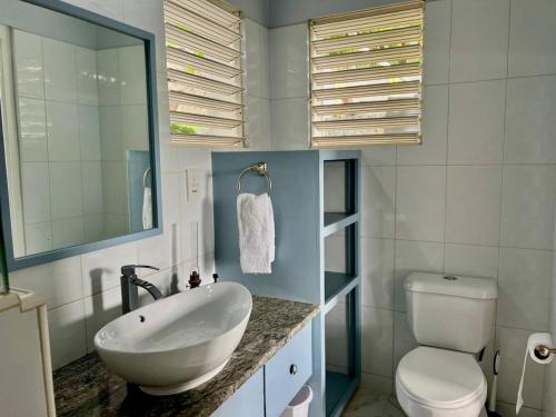 uma casa de banho com um lavatório e um WC em Modern apt with view and easy beach access em Port Elizabeth