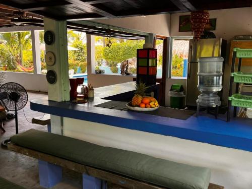 una cocina con encimera azul con un bol de fruta en Casa Aris, en Escuintla