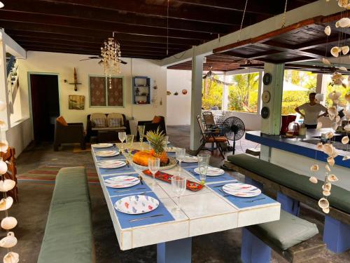 a table with plates of food on it in a living room at Casa Aris in Escuintla
