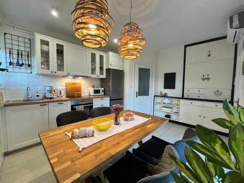 a kitchen and dining room with a wooden table at Apartman Cvjetnjak in Čakovec