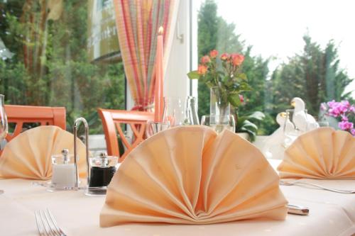 una mesa con servilletas encima de una mesa en Hotel-Restaurant Fasanerie, en Marburg an der Lahn