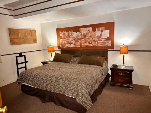 - une chambre avec un lit avec deux lampes et deux tables dans l'établissement Hotel del Fresno, à Fresnillo de González Echeverría