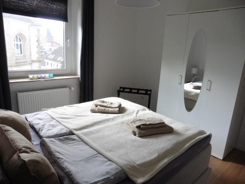 1 dormitorio con 1 cama con 2 toallas en Sedan16 en Wuppertal
