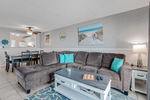 Χώρος καθιστικού στο Direct Oceanfront, 2nd floor view feels like you