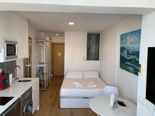 マラガにあるLivemálaga Malaguetaのベッドとキッチン付きの小さな部屋
