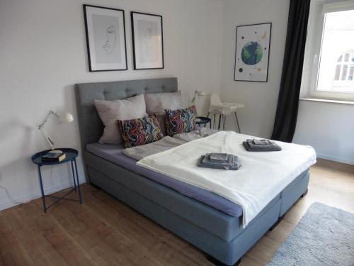 een slaapkamer met een groot bed met handdoeken erop bij Sedan16 in Wuppertal