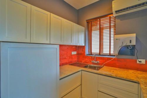 Η κουζίνα ή μικρή κουζίνα στο Espaca luxury serviced apartments with pool in north Goa