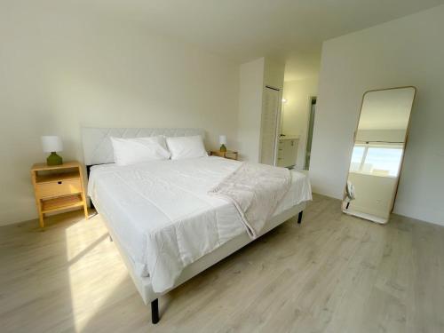 En eller flere senge i et værelse på 1BR with Kitchen Close To Sunny Isles Beach