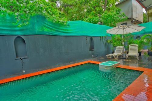 Bazén v ubytování Espaca luxury serviced apartments with pool in north Goa nebo v jeho okolí