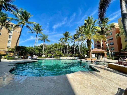 una piscina con palme in un resort di 2 Luxury Bedrooms at Yacht Club de Aventura a Miami
