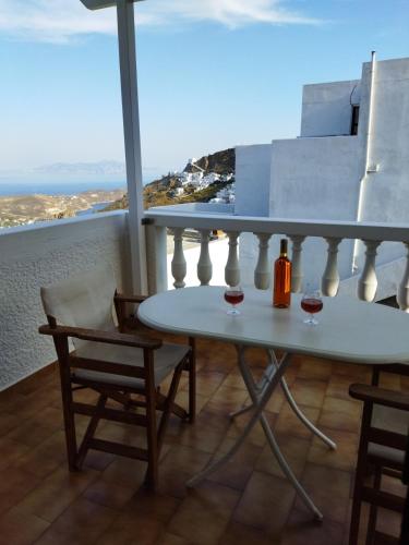 ANATOLI ROOMS SERIFOs